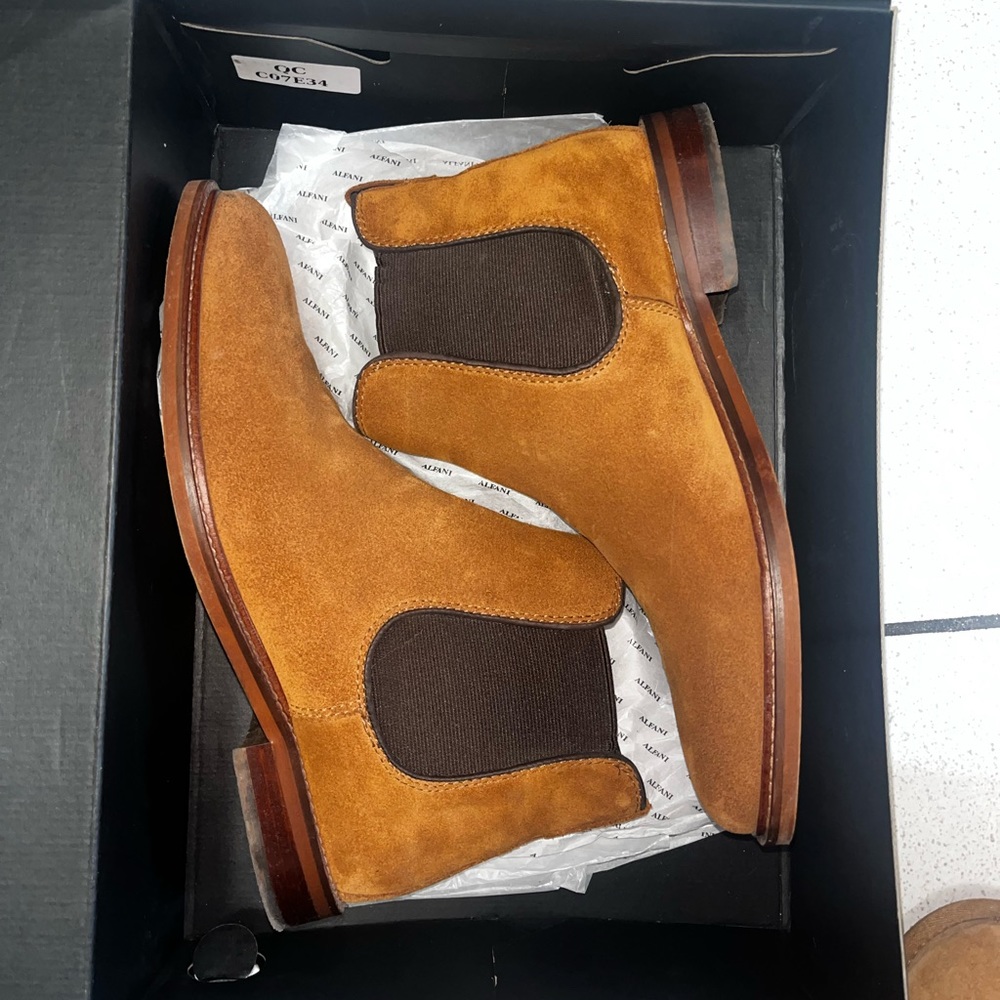 Suede alfani boots worn two times size 8